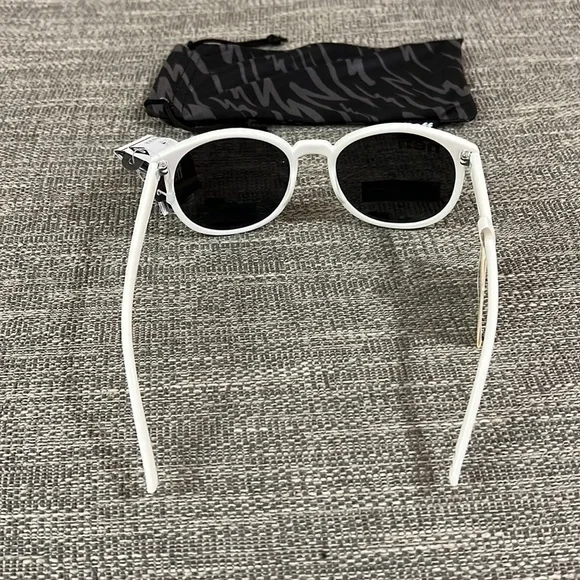 Neff Poppy Sunglasses - Picture 4 of 6